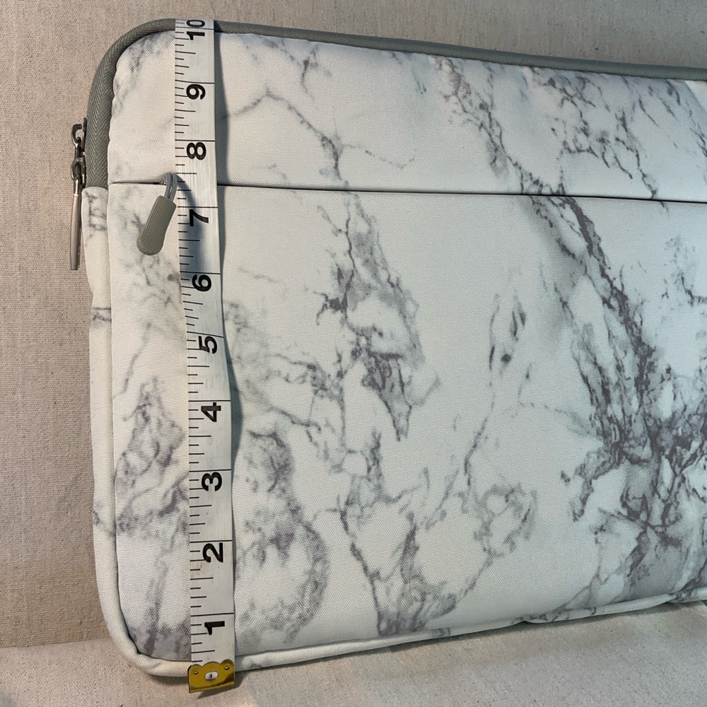 Laptop Case  - White and Gray Marble 
EXCELLENT CONDITION